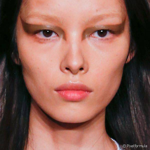 Givenchy criou um contorno dos olhos em estilo gr?fico com sombra marrom cremosa